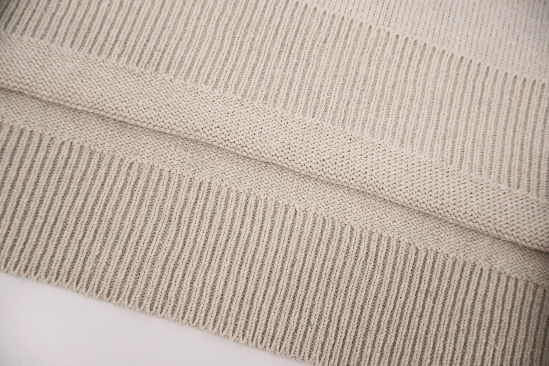 P450 [Exclusive supply] Stone island compass crew neck sweater (khaki). The original version was purchased for 2,488 and developed. The fabric is made of 80% sheep wool yarn blended with 20% nylon. The overall comfort is more skin-friendly than the original version. The YB upper body is particularly tight. We adjusted the overall feel and skin-friendly feeling based on the original wool yarn quality. It is more comfortable and breathable than the ZP upper body. There is no difference in stripes compared to the original version, and it can be done to achieve a full grade. Supports random detection of wool content to ensure that every piece customers get is of high quality. It also needs to be taken to the tatting factory for secondary processing. The Stone Island armband has straight and delicate overall wiring, comfortable and soft fabrics, and consistent colors with no color difference. It can be matched with the same style to create a fashionable look and control various occasions. Customized accessories, complete with three labels, the same style for men and women. Size:S-M-L-XL
